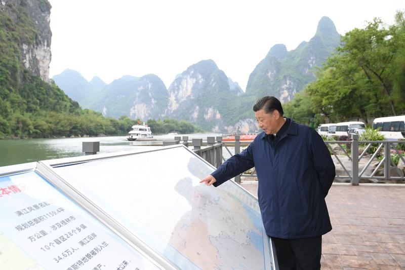 △2021年4月25日，習(xí)近平總書記在廣西桂林市陽朔縣漓江楊堤碼頭，了解漓江流域綜合治理、生態(tài)保護(hù)等情況。