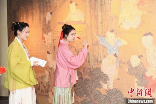身穿漢服的年輕人參與體驗活動。中國絲綢博物館 供圖