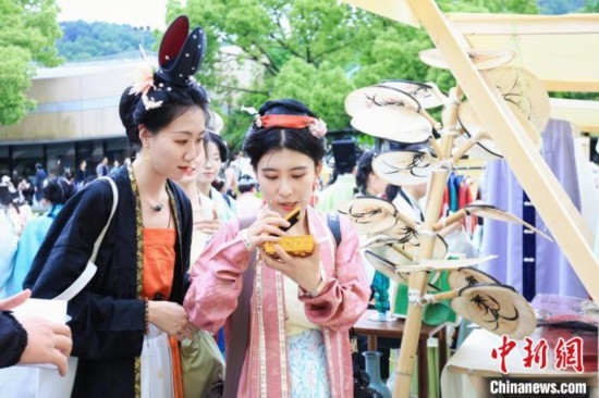 漢服愛好者逛集市。中國絲綢博物館 供圖