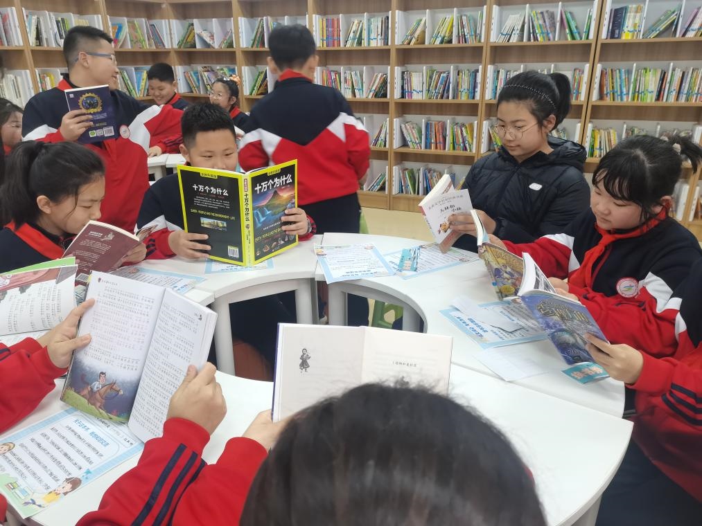 3月28日，遼寧省沈陽市鐵西區(qū)重工街第一小學(xué)的同學(xué)們?cè)谥腔蹐D書借閱室里專注閱讀。（沈陽市鐵西區(qū)委宣傳部供圖）