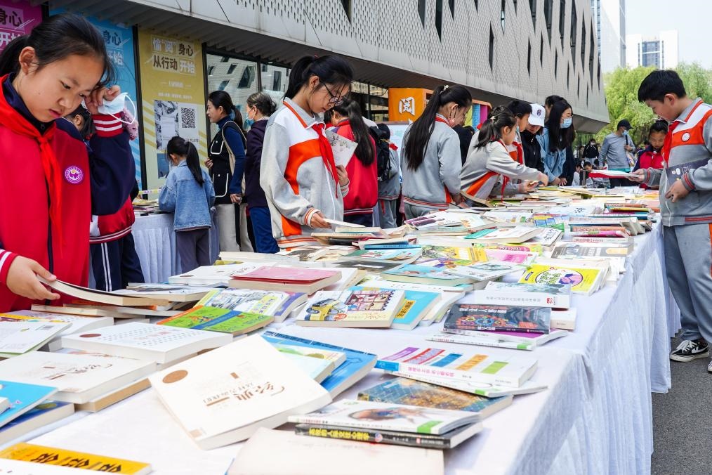 4月20日，山東省濟(jì)南市第十四屆“書香泉城”全民閱讀節(jié)在濟(jì)南市圖書館啟動(dòng)，小學(xué)生在閱讀節(jié)上參與換書活動(dòng)。新華社記者 朱崢 攝