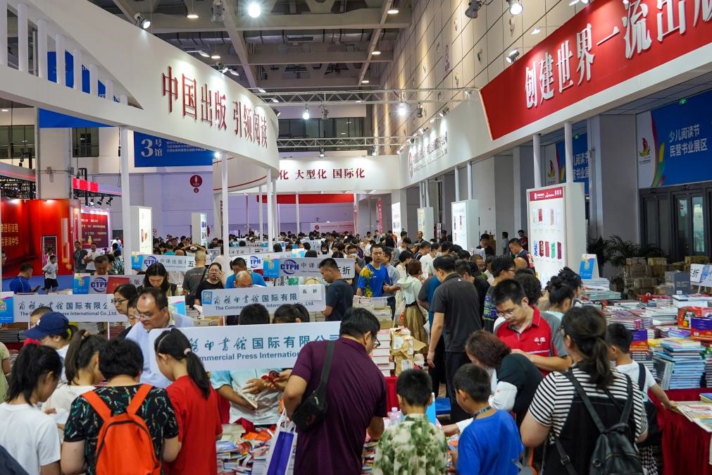 2023年7月31日，在第31屆全國(guó)圖書交易博覽會(huì)上，讀者在閱覽選購(gòu)新書。新華社記者 朱崢 攝