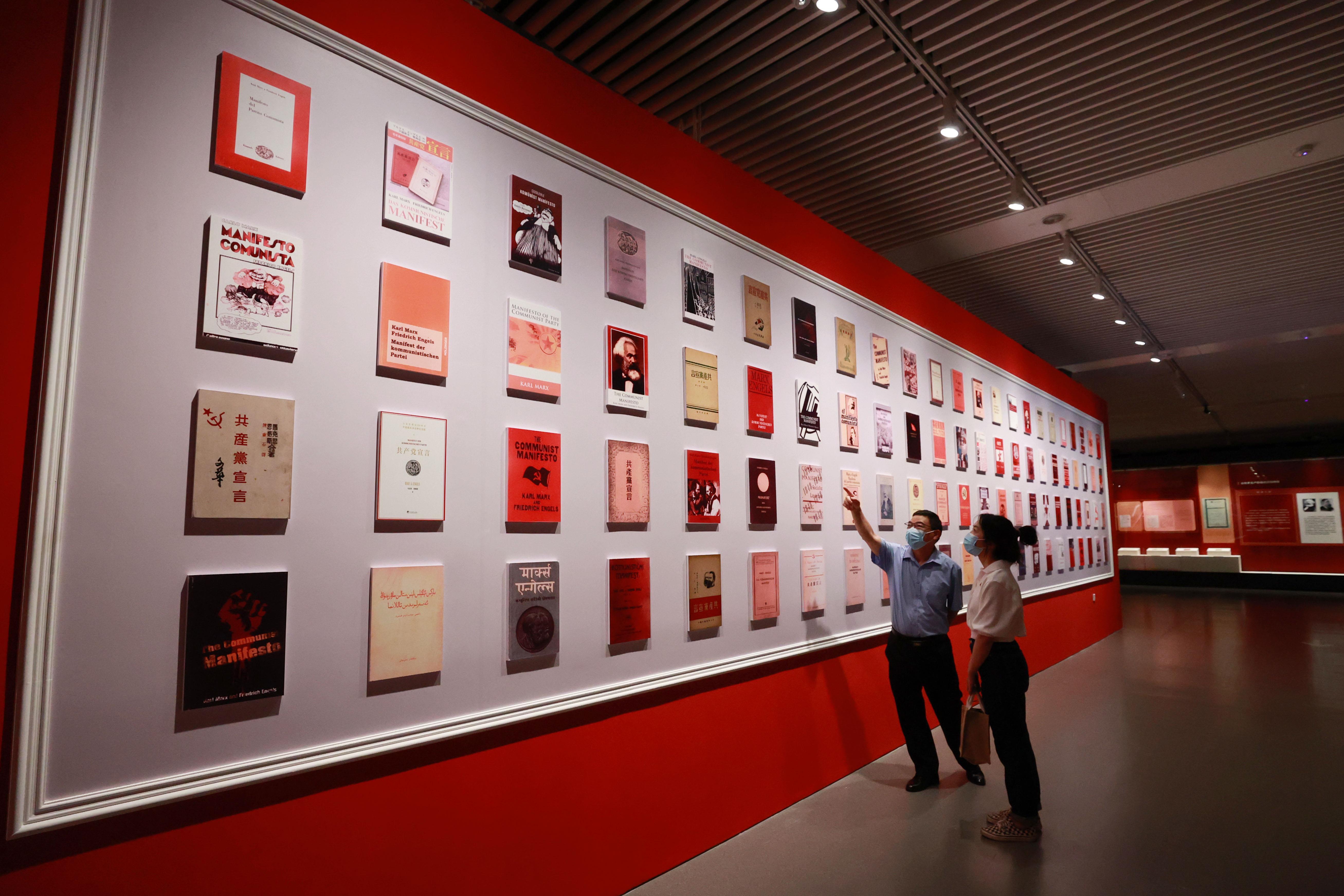 △2021年8月5日，觀眾在國(guó)家圖書館觀看不同版本的《共產(chǎn)黨宣言》。