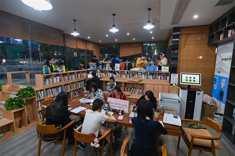 4月22日，讀者在重慶一家24小時城市智慧書房中閱讀。圖片來源：視覺中國