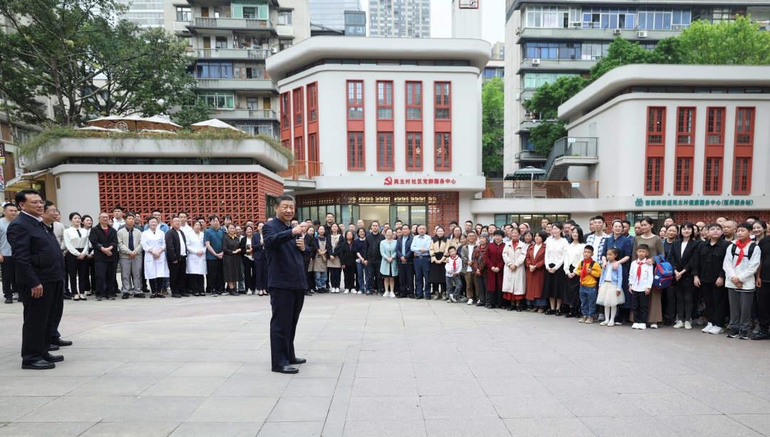 △2024年4月22日，習近平總書記來到重慶九龍坡區(qū)謝家灣街道民主村社區(qū)考察。