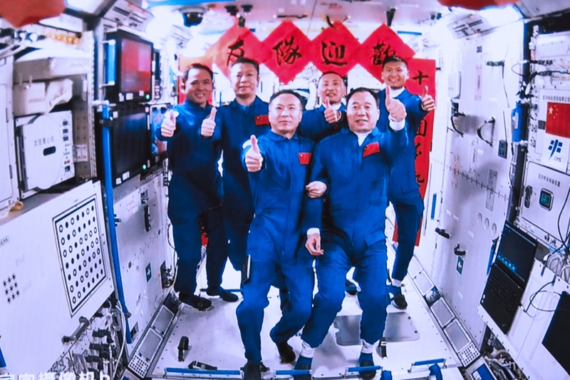 2023年5月30日，神舟十五號(hào)航天員乘組與神舟十六號(hào)航天員乘組拍下“全家?！钡漠嬅?。