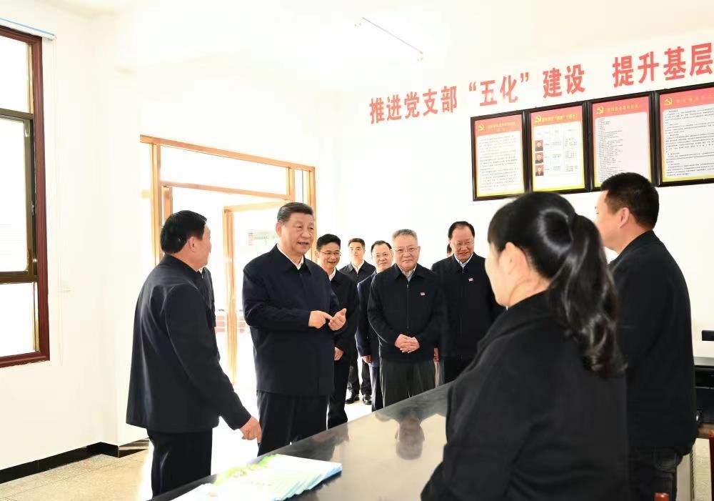 △2024年3月19日，習近平總書記在湖南常德市鼎城區(qū)謝家鋪鎮(zhèn)港中坪村黨群服務中心了解當地為基層減負、提升基層治理效能等情況。