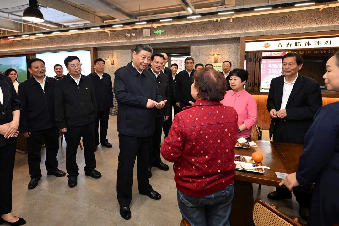 △2024年4月22日，習近平總書記來到重慶九龍坡區(qū)謝家灣街道民主村社區(qū)考察。