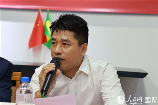 巴西中國(guó)浙江商會(huì)會(huì)長(zhǎng)鄭俠茂在座談會(huì)上致辭。人民網(wǎng)記者 陳海琪攝