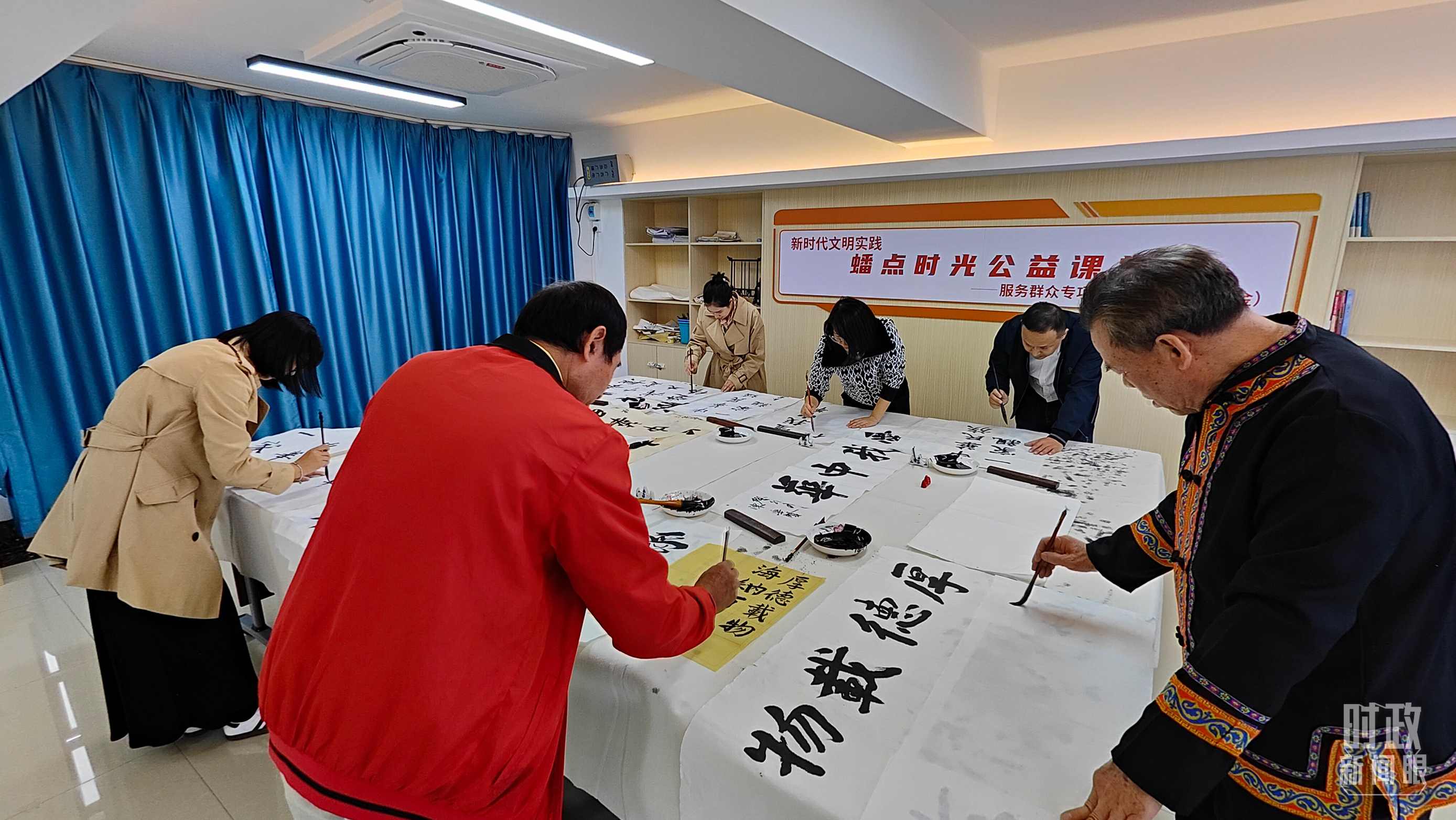 △廣西南寧市多民族社區(qū)——盤(pán)龍社區(qū)居民練習(xí)書(shū)法。（總臺(tái)央視記者楊立峰拍攝）