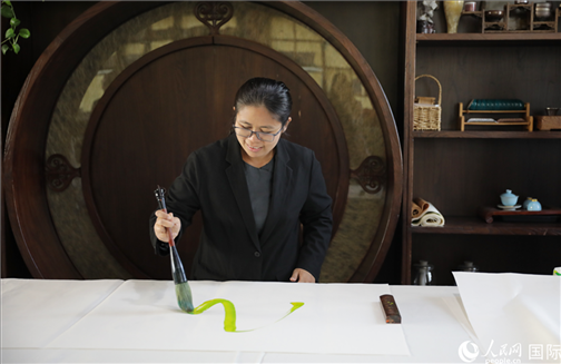 緬甸駐華大使館副館長、公使銜參贊杜欣瑪泰參加《五百筆·瀾湄合作》集體藝術創(chuàng)作。人民網(wǎng)王婧攝