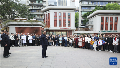 4月22日至24日，中共中央總書記、國家主席、中央軍委主席習(xí)近平在重慶考察。這是22日下午，習(xí)近平在九龍坡區(qū)謝家灣街道民主村社區(qū)考察時，同社區(qū)居民親切交流。新華社記者 鞠鵬 攝