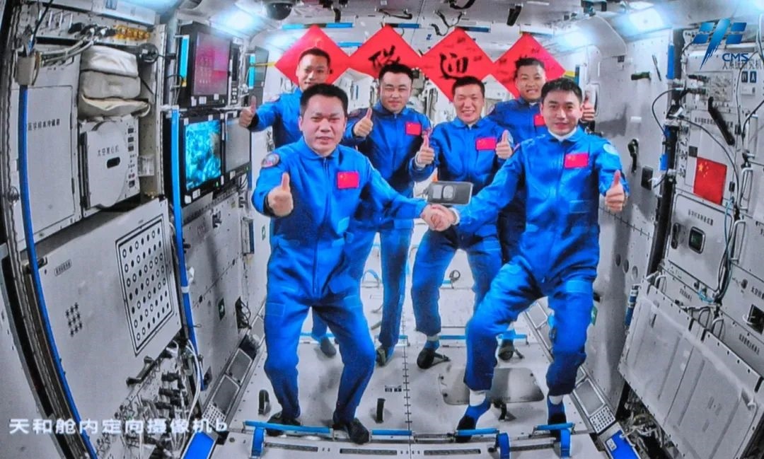 神舟十七號、神舟十八號兩個航天員乘組“太空會師”。來源：中國載人航天工程