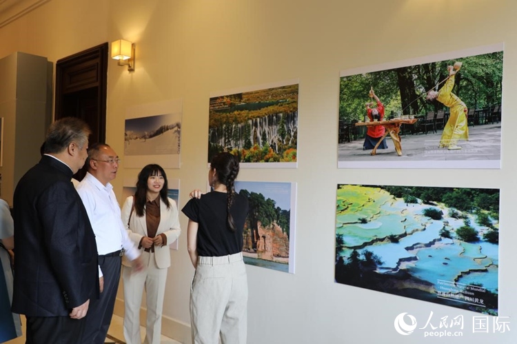 四川省文化和旅游廳副廳長王成平、墨西哥松林文化中心展覽部主任盧西亞·恩里克斯·岡薩雷斯·薩拉維亞、墨西哥中國文化中心主任石岳文參觀圖片展。拍攝者為墨西哥分社外籍雇員埃內(nèi)斯托·多明戈斯