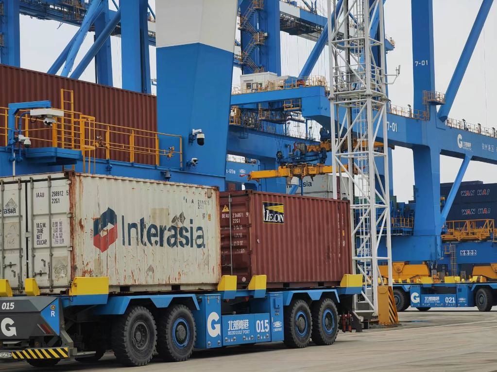 在欽州自動化集裝箱碼頭，智能導引運輸車在運送集裝箱。新華社記者趙歡 攝