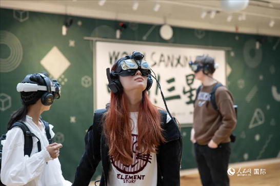 體驗(yàn)三星堆VR文化。中國駐瑞典大使館供圖