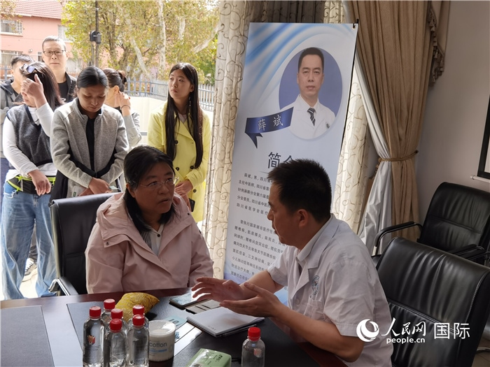 中醫(yī)專家為當?shù)厝A僑華人提供中醫(yī)咨詢和診療服務。 （本報記者 楊謳 攝）