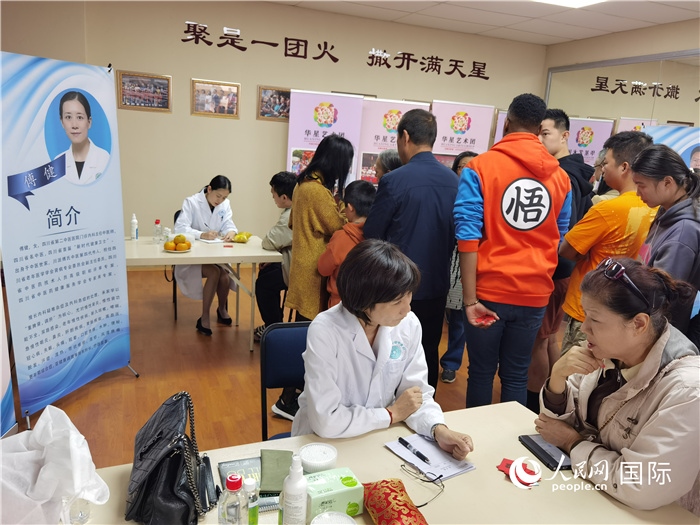 中醫(yī)專家為當?shù)厝A僑華人提供中醫(yī)咨詢和診療服務。 （本報記者 楊謳 攝）