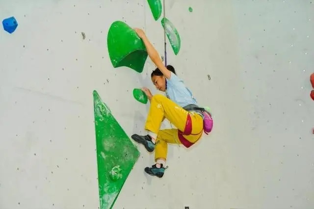 2024年4月16日，全國(guó)青少年攀巖公開(kāi)賽江山站舉行，選手在比賽中。中國(guó)登山協(xié)會(huì)供圖