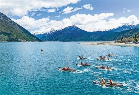 2024年4月20日，2024年巴松措國(guó)際漂流公開(kāi)賽的選手在比賽中。 新華社記者 孫非攝