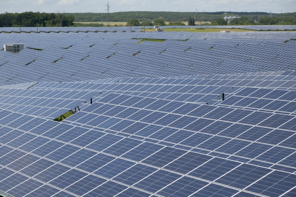 這是2021年5月27日在匈牙利考波什堡拍攝的100兆瓦光伏電站。當(dāng)日，由中國通用技術(shù)集團所屬中國機械進出口（集團）有限公司投資興建的匈牙利考波什堡100兆瓦光伏電站項目在考波什堡市舉行投運啟動儀式。新華社發(fā)（弗爾季·奧蒂洛攝）