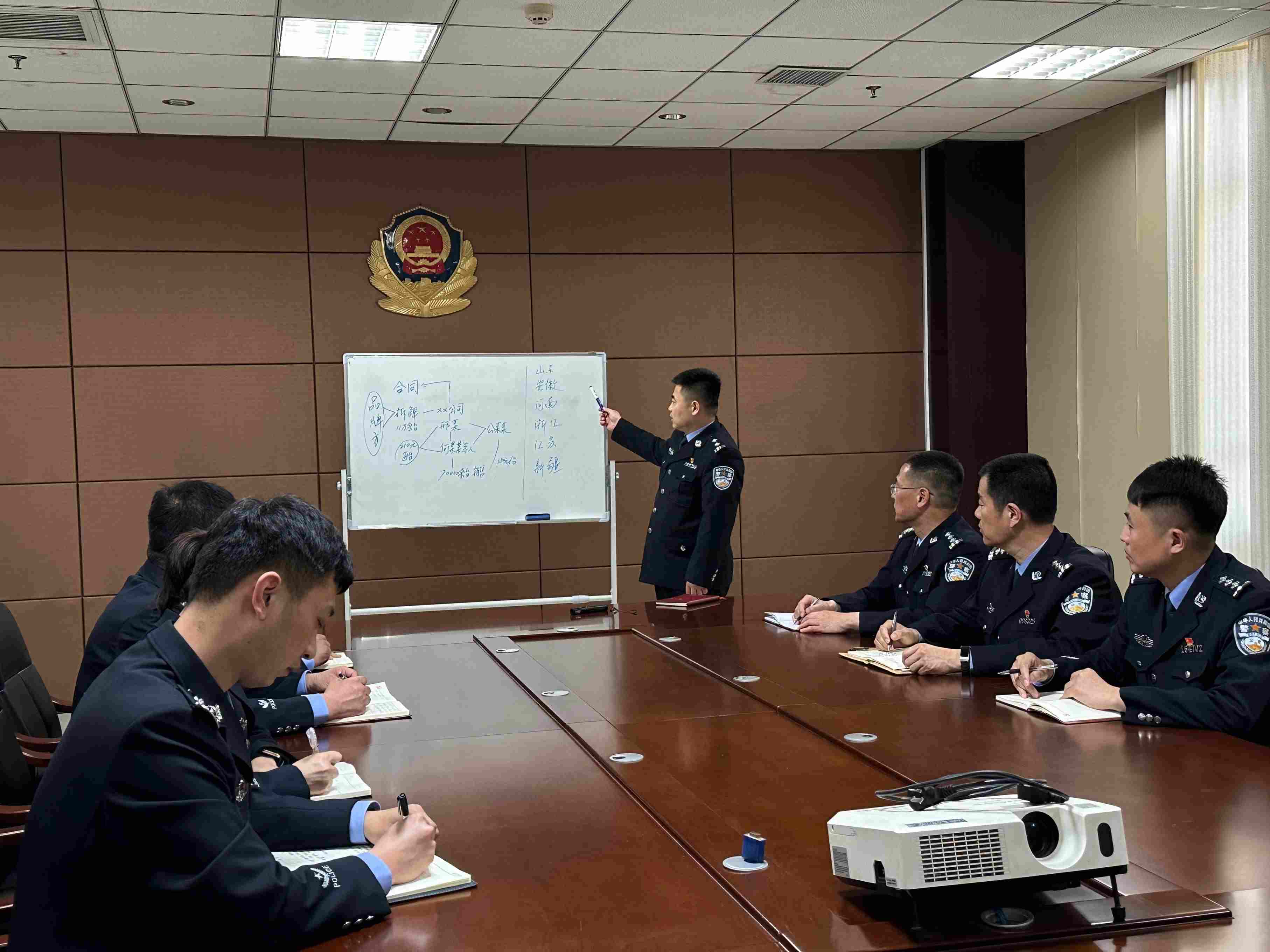 專案組辦案民警介紹案情。人民網(wǎng)記者 郝萍攝