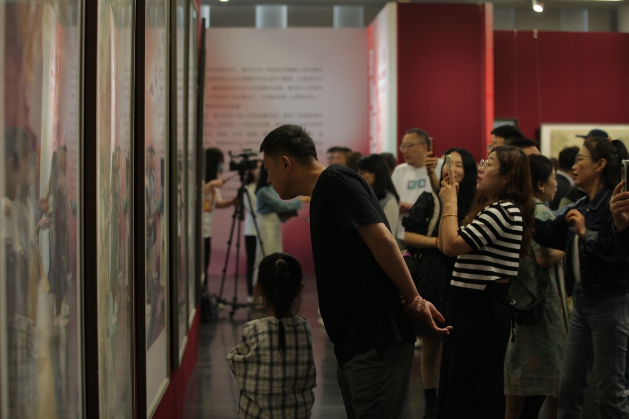 嘉賓及教研員、教師代表參觀展覽。主辦方供圖