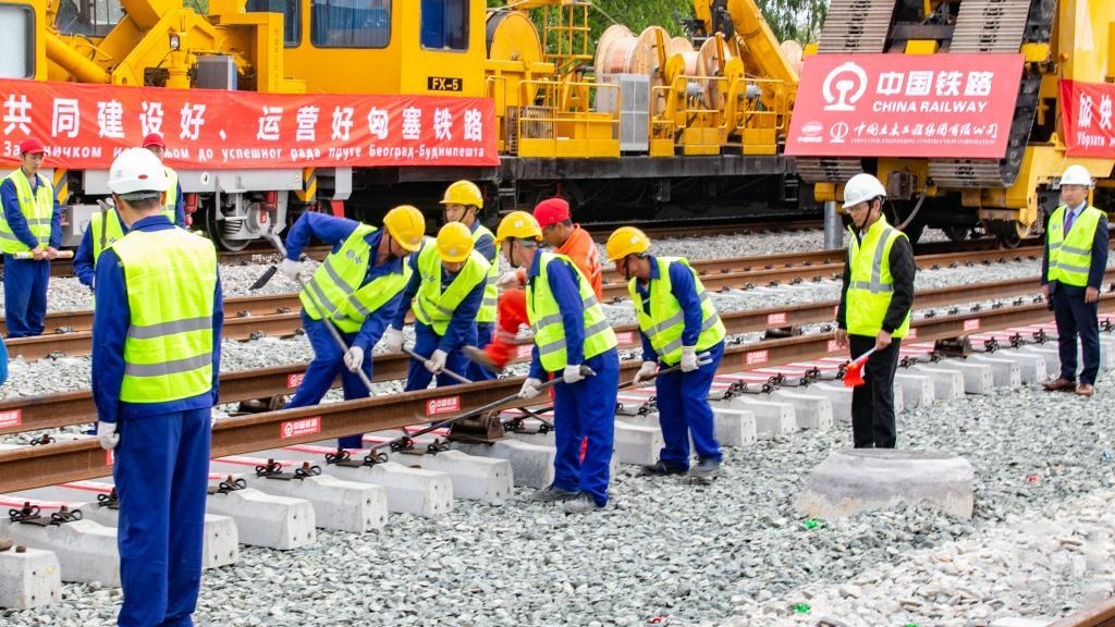 △2024年4月25日，在塞爾維亞北部城市巴奇卡托波拉，匈塞鐵路項目施工人員進行匈塞鐵路軌道合龍工作。