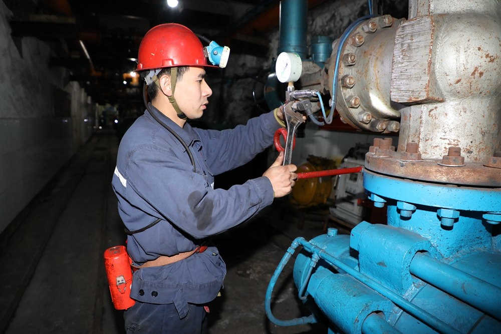 2024年4月30日，冀中能源峰峰集團(tuán)新屯礦機(jī)電區(qū)副區(qū)長(zhǎng)顧博在井下泵房檢修水泵。新華社發(fā)