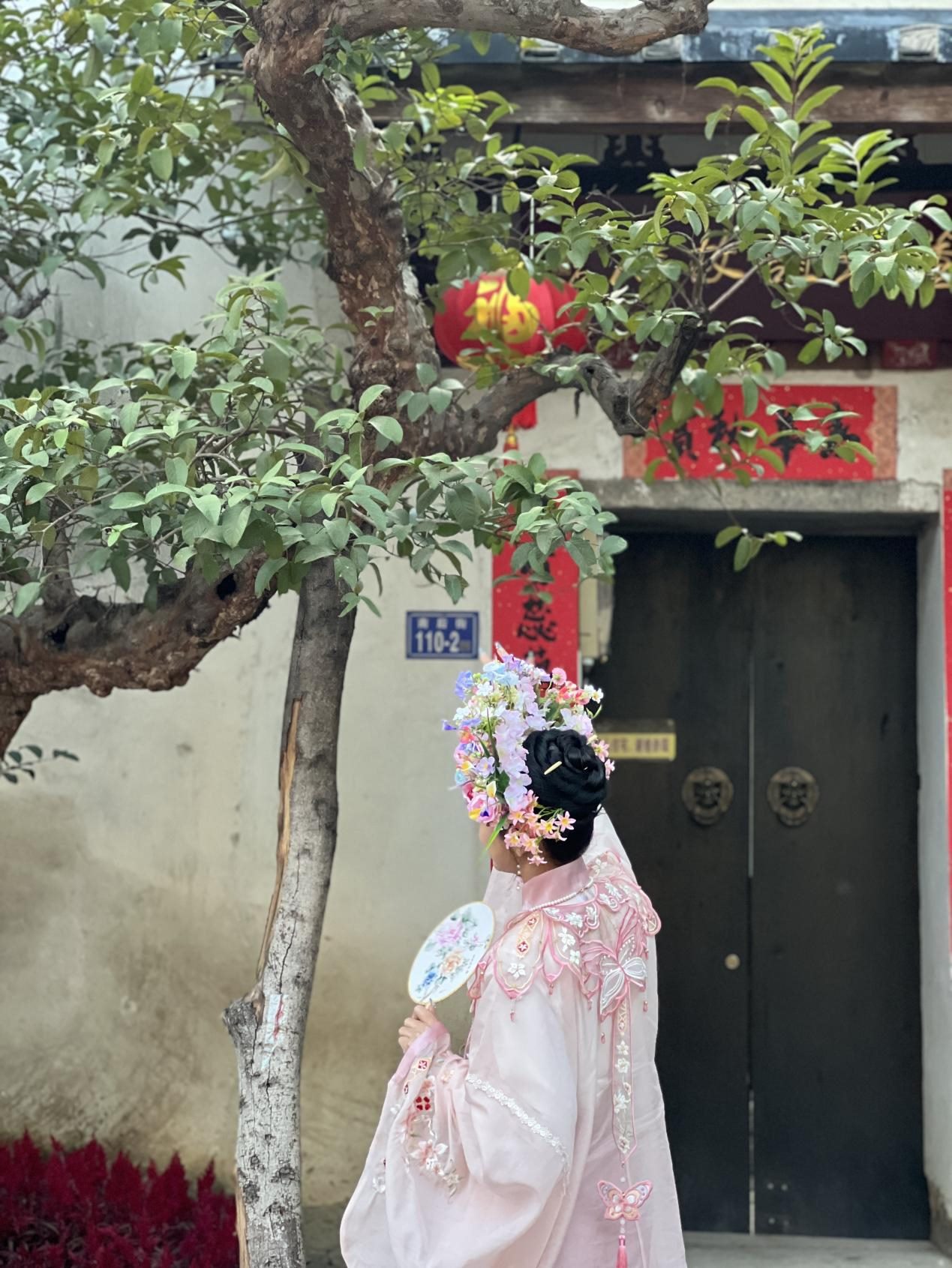 福建泉州，頭戴簪花的游客正拍照留念。人民網(wǎng) 歐陽易佳攝