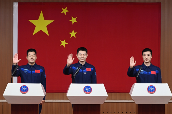 2024年月24日，神舟十八號載人飛行任務(wù)航天員葉光富（中）、李聰（右）、李廣蘇在酒泉衛(wèi)星發(fā)射中心問天閣與媒體記者集體見面。