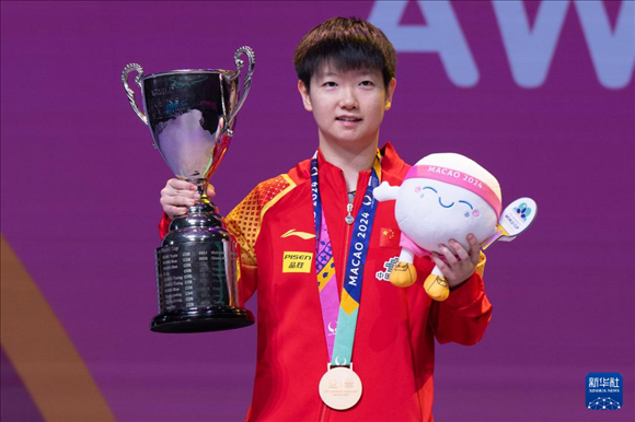 2024年4月21日，在2024年澳門國際乒聯(lián)女子世界杯決賽中，孫穎莎奪得冠軍。圖為孫穎莎在頒獎(jiǎng)臺(tái)上。新華社記者 張金加 攝