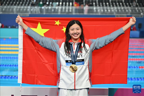 2024年2月13日，2024年世界游泳錦標(biāo)賽游泳項(xiàng)目女子100米蛙泳決賽在卡塔爾多哈舉行。圖為冠軍中國選手唐錢婷在頒獎(jiǎng)儀式后慶祝。新華社記者 薛宇舸 攝