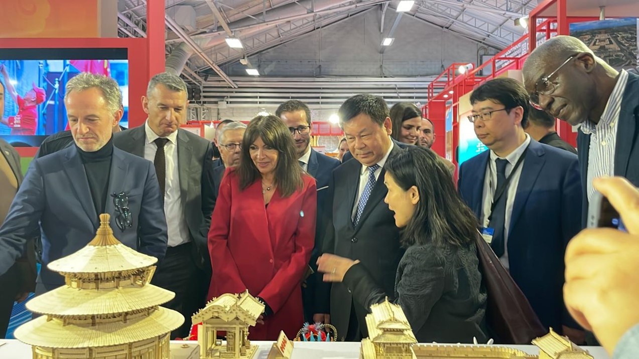 巴黎市市長(zhǎng)安妮·伊達(dá)爾戈參觀展覽。主辦方供圖