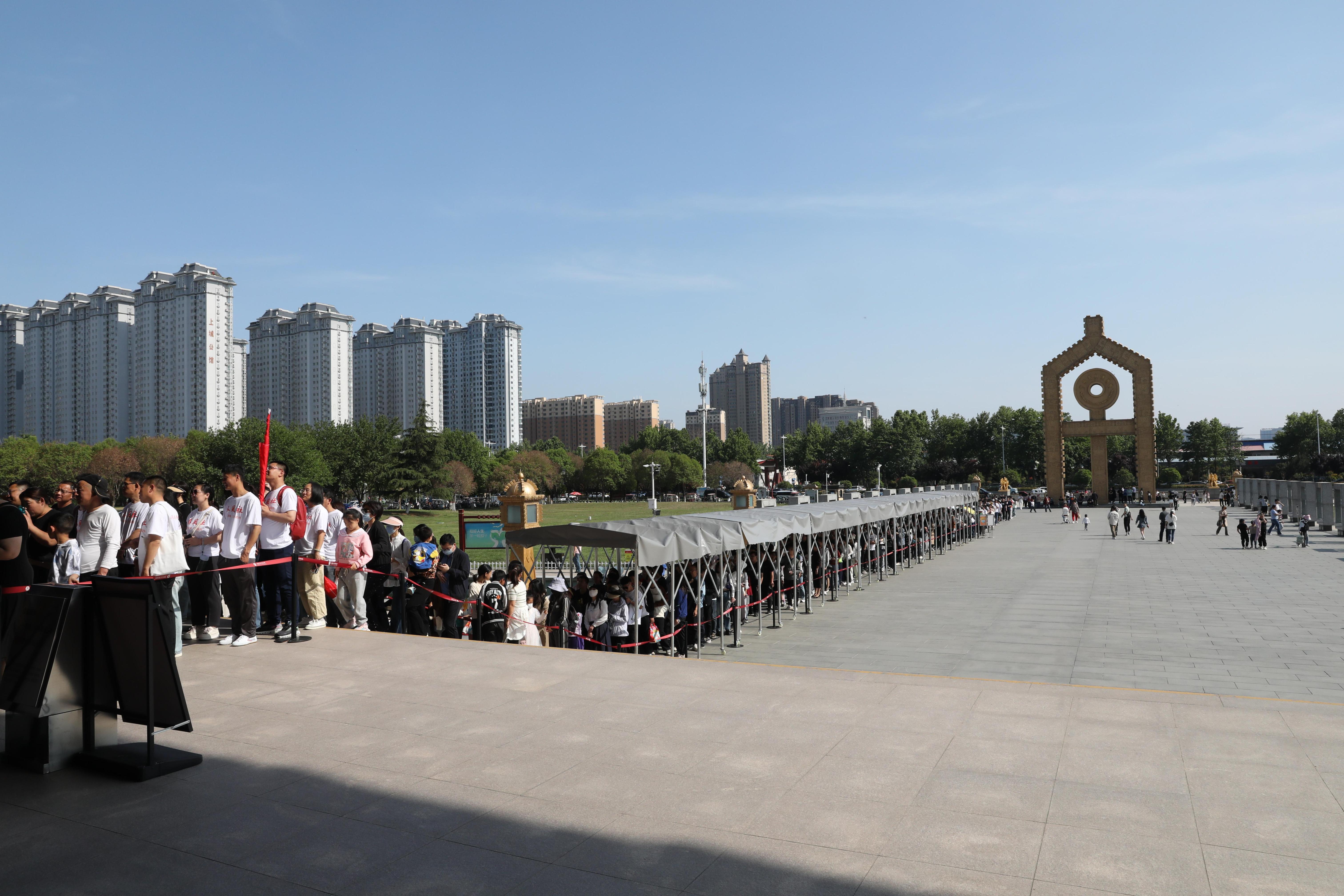 “五一”期間，中國(guó)文字博物館外游客有序排隊(duì)。中國(guó)文字博物館供圖