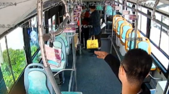公交車上他一聲大吼！魏杰，好樣的！
