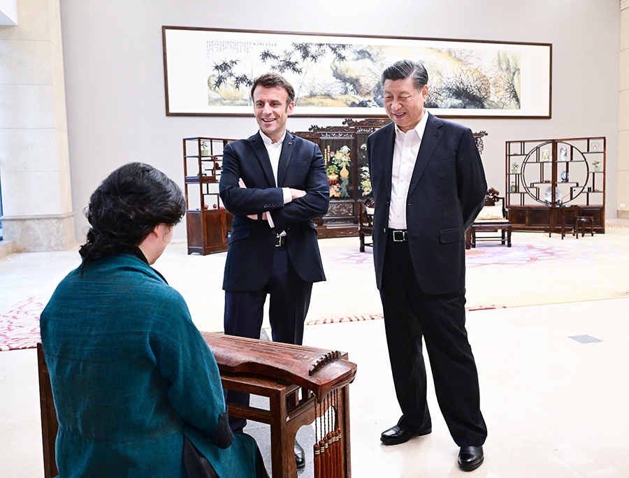2023年4月7日，國家主席習(xí)近平在廣東省廣州市松園同法國總統(tǒng)馬克龍舉行非正式會(huì)晤。這是兩國元首在白云廳欣賞古琴演奏。新華社記者 岳月偉 攝