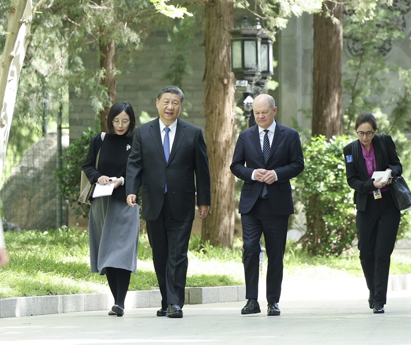 △4月16日，習(xí)近平主席在北京釣魚臺國賓館會見德國總理朔爾茨。這是習(xí)近平主席同朔爾茨總理一起散步。