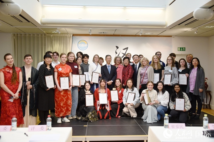 中國駐瑞典大使崔愛民、使館負(fù)責(zé)教育事務(wù)的黃立瓊參贊、預(yù)選賽評(píng)委老師和指導(dǎo)老師，以及所有獲獎(jiǎng)選手合影留念。人民網(wǎng)記者 殷淼攝