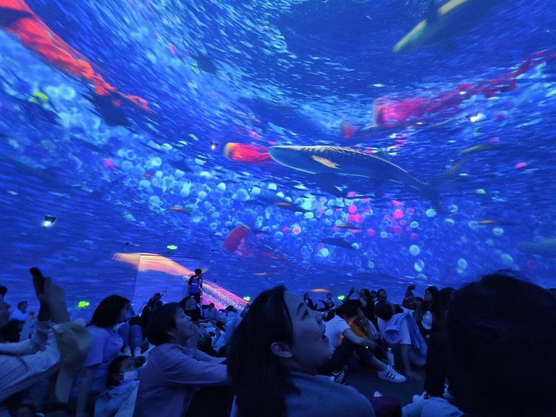 “五一”期間，游客在天津極地海洋公園科技館體驗?zāi)ХêＱ蟆Ｈ嗣窬W(wǎng)記者 喬業(yè)瓊攝