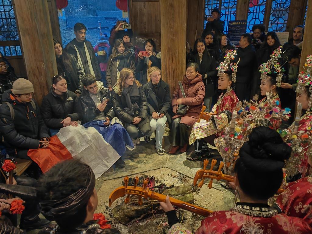 法國青年在榕江體驗民俗文化。新華社記者 羅羽 攝