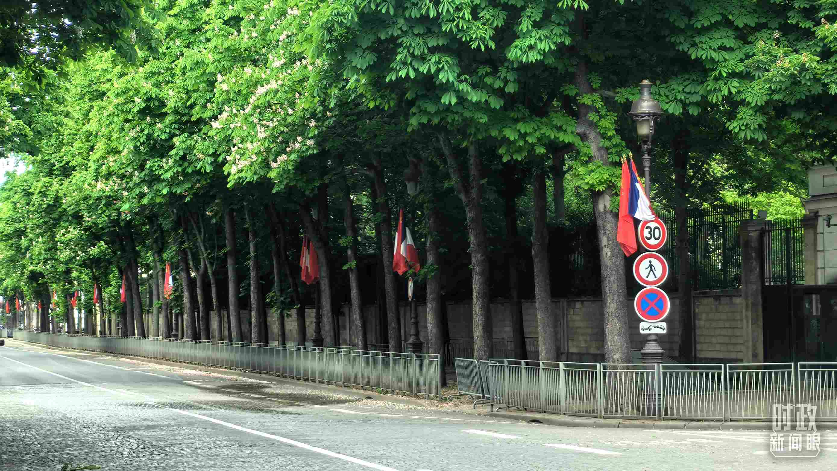 △巴黎道路兩側(cè)懸掛中法兩國(guó)國(guó)旗。（總臺(tái)央視記者鄂介甫拍攝）