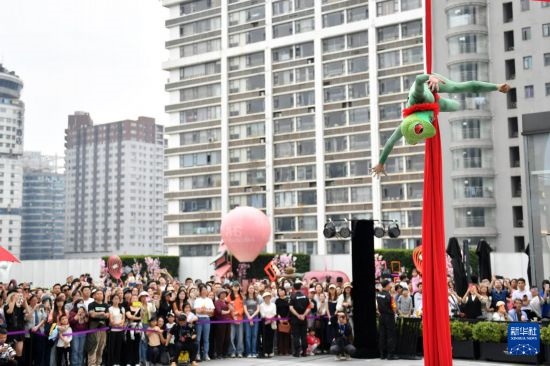 5月7日，演員在長沙國金中心表演木偶劇。新華社記者 陳振海 攝