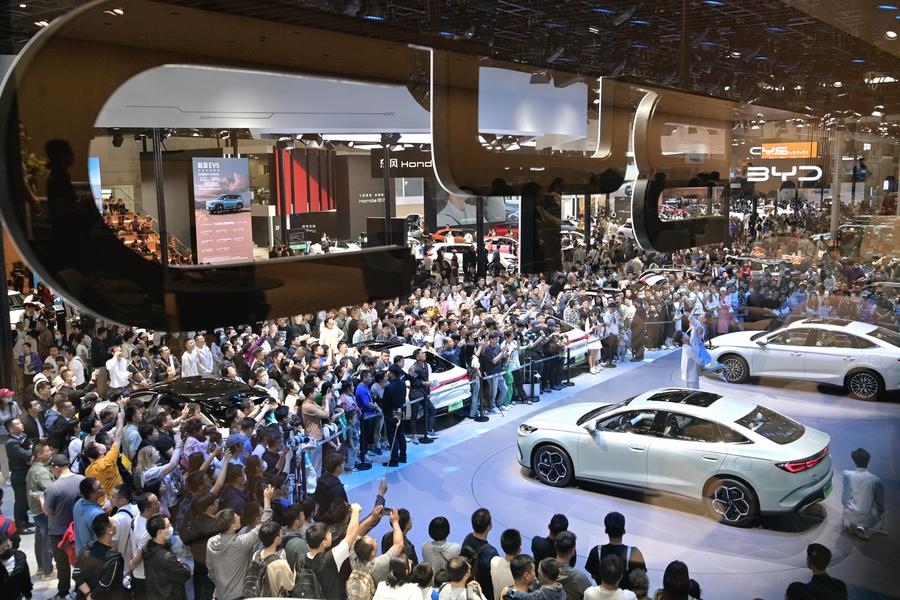5月4日，參觀者在2024北京車展比亞迪品牌展臺參觀。新華社記者 尹棟遜 攝