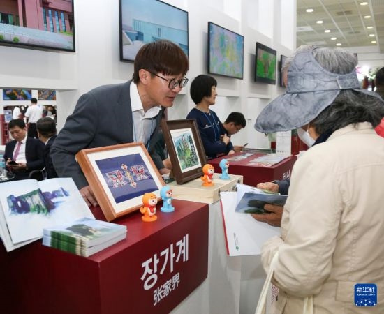 5月9日，在韓國首爾舉行的首爾國際旅游展上，參觀者在中國展區(qū)咨詢。新華社記者 姚琪琳 攝