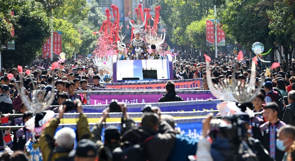 在貴州雷山縣縣城，苗族群眾身著盛裝，載歌載舞參加苗年和鼓藏節(jié)的巡游活動（2023年11月16日攝）。新華社記者 楊楹 攝
