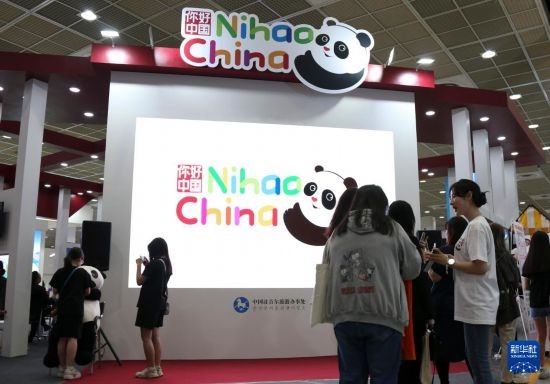 5月9日，在韓國首爾舉行的首爾國際旅游展上，參觀者在中國展區(qū)參加體驗(yàn)項(xiàng)目。新華社記者 姚琪琳 攝