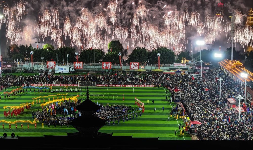在貴州省榕江縣舉行的2024全國“村晚”示范展示活動暨貴州“村超村晚”活動中，音樂煙花秀精彩上演（2024年2月3日攝，無人機照片）。新華社記者 劉續(xù) 攝
