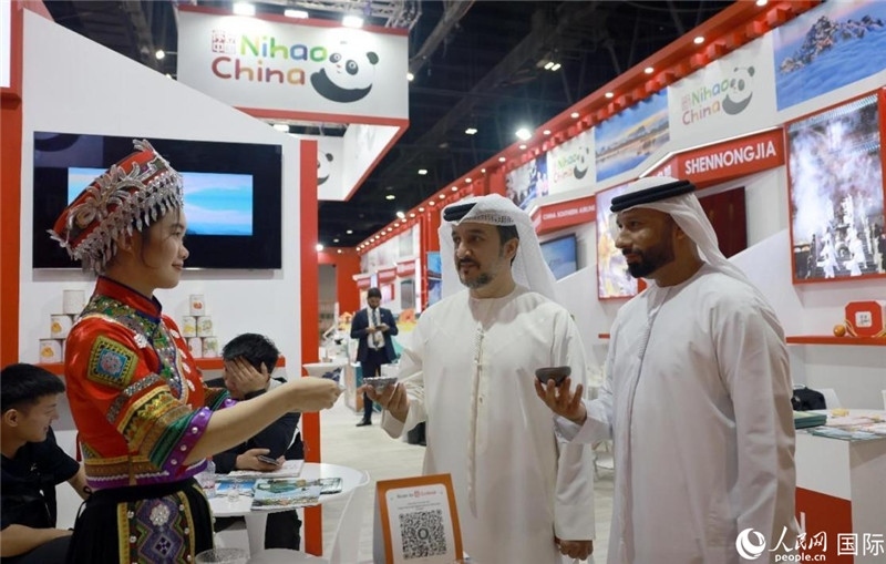 兩名阿聯酋觀眾在品嘗湖北名茶。人民網記者管克江攝