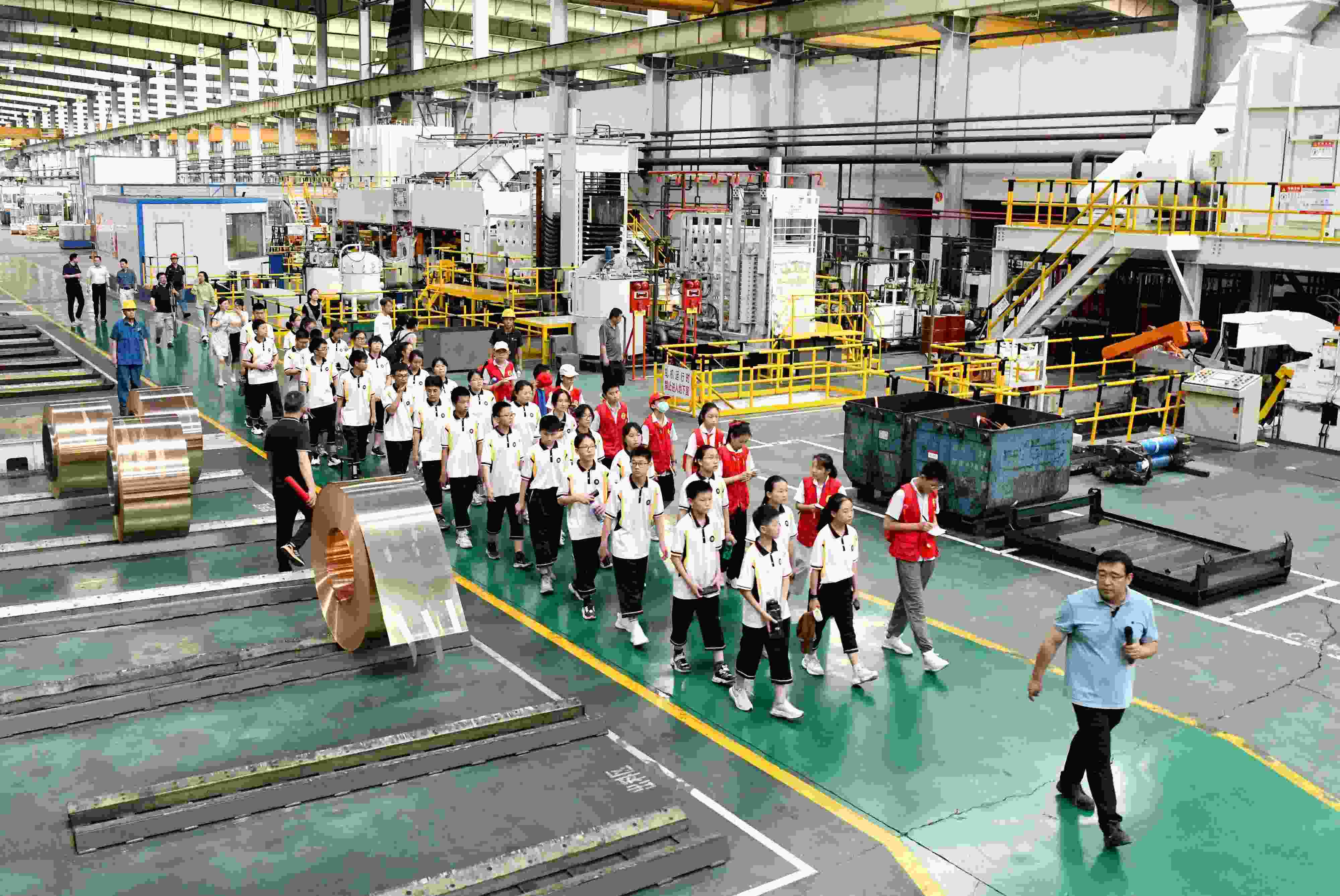 2023年6月9日，在安徽省銅陵一家公司的銅板帶制造車間，銅陵市第七中學(xué)學(xué)生在上“行走的思政課”。